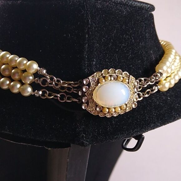 Vintage Faux Pearl Three Strands Large Cabochon Elegant Cream Color Necklace - Picture 4 of 9